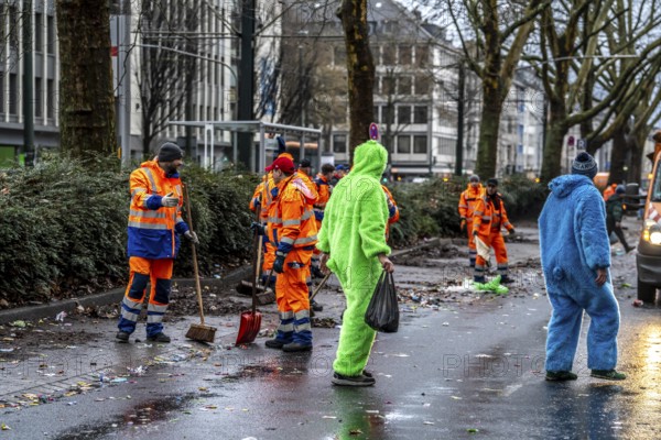 Sweep on Rose Monday in Düsseldorf, the municipal utilities clean up after the train, confetti,