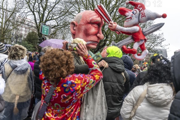Rose Monday procession in Düsseldorf, theme car by wagon maker Jacques Tilly, Putin impales the