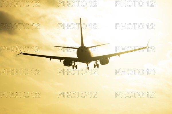 Boeing 737 commercial passenger airliner jet aircraft in flight on approach to land over runway