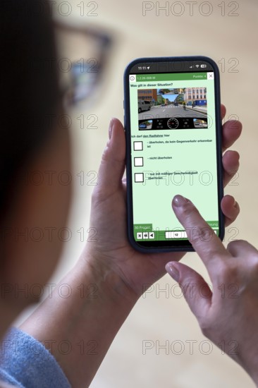Symbolic image, preparation for the driving test via a smartphone app, learning theory via an app,