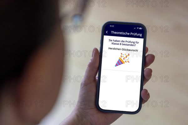 Symbolic image, preparation for the driving test via a smartphone app, learning theory via an app,
