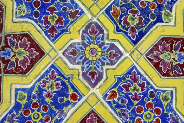 Coloured Bencharong ceramic tiles, circular gallery (Phra Rabieng) around the central chedi, Wat