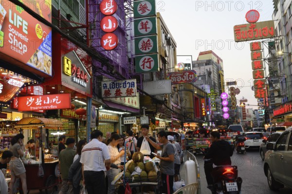 Bangkok, Thailand. February 18th 2025. Busy evening crowds along Yaowarat Road, Chinatown, Bangkok,