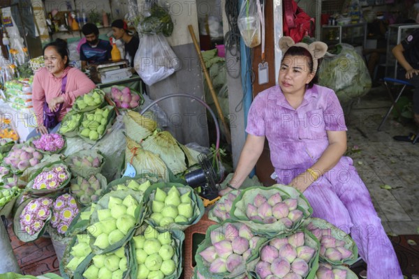 Bangkok, Thailand. March 2rd 2025. Bunches of lotus flowers for sale at Pak Khlong Talat-Bangkok