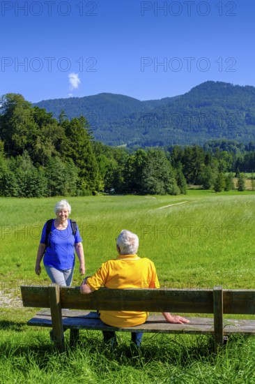 Elderly couple, seniors hiking, waiting at a rest area, Bad Heilbrunn, Upper Bavaria, Bavaria,