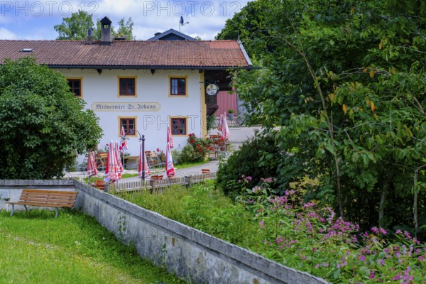 Historischer Mesnerwirt, Kirche St. Johann, Vogling bei Siegsdorf, Chiemgau, Upper Bavaria,