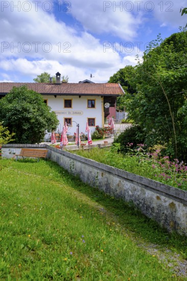 Historischer Mesnerwirt, Kirche St. Johann, Vogling bei Siegsdorf, Chiemgau, Upper Bavaria,