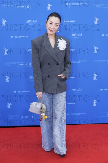 Michelle Yeoh in front of the premiere of the film Everything Everywhere All At Once at the
