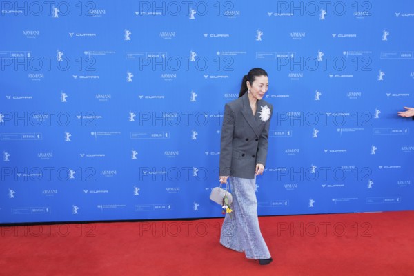 Michelle Yeoh in front of the premiere of the film Everything Everywhere All At Once at the