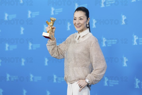 Michelle Yeoh with the Golden Bear at the photo call at the Hyatt Hotel Berlin on 13.02.2026. The