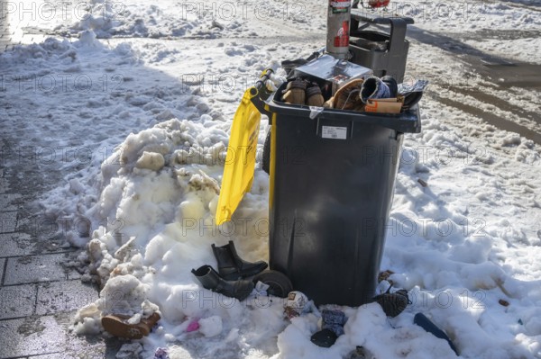 Garbage bin in snow filled with woven shoes, pedestrian zone, Nuremberg, Middle Franconia, Bavaria,