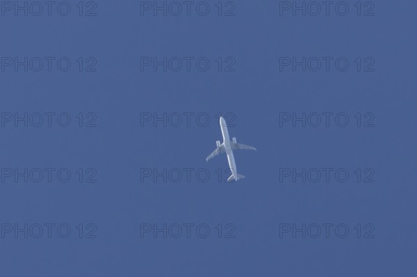 Airbus A321-200 commercial passenger airliner jet aircraft of Finnair airlines flying in a blue