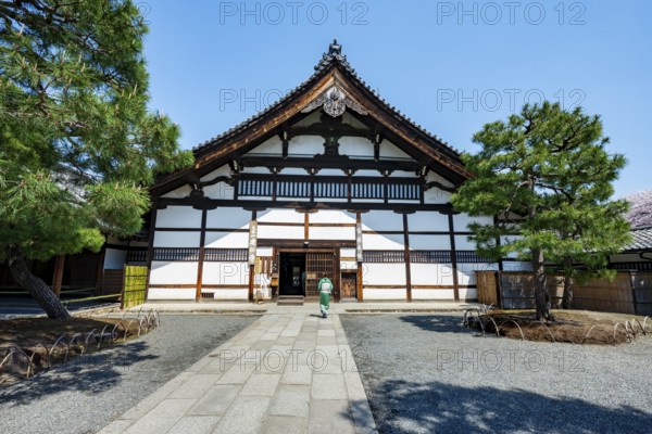 Japanese woman dressed in kimono in front of Kenninji Hombo, Kennin-ji Buddhist Temple,