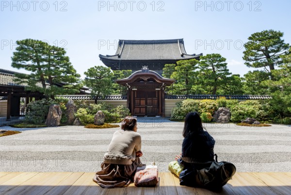 Two woman sitting on the veranda, Daioen Zen rock garden, abbot garden in front of the Kenninji