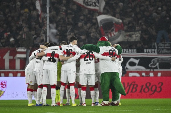 Team building, circle of the VfB Stuttgart team in front of the start of the match with mascot