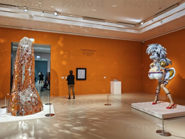 Exhibition room, oversized sculpture by Niki de Saint Phalle, obélisque de miroirs, phallus symbol,