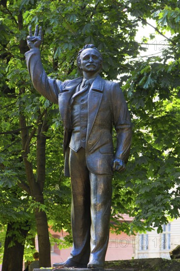 Monument to the freedom fighter of Ukraine Vyacheslav Chornovil, three fingers showing a trident,