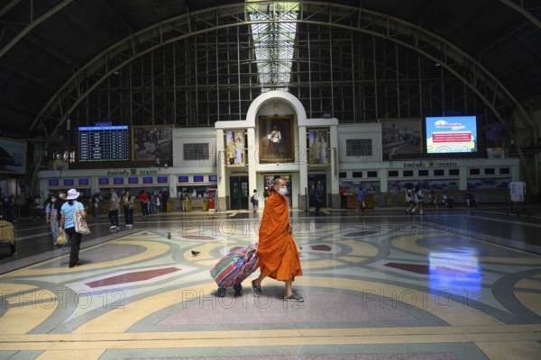 Bangkok, Thailand. February 16th 2025. A Buddhist monk with his luggage in the waiting room of Hua