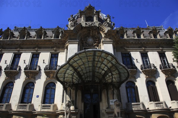 Romania, capital Bucharest, Bucuresti, main entrance to the Cantacuzino Palace, houses the George