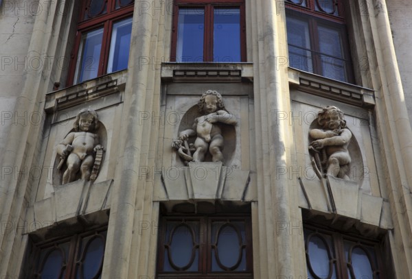 Romania, capital Bucharest, Bucuresti, figures on a house facade in the Lipscani district