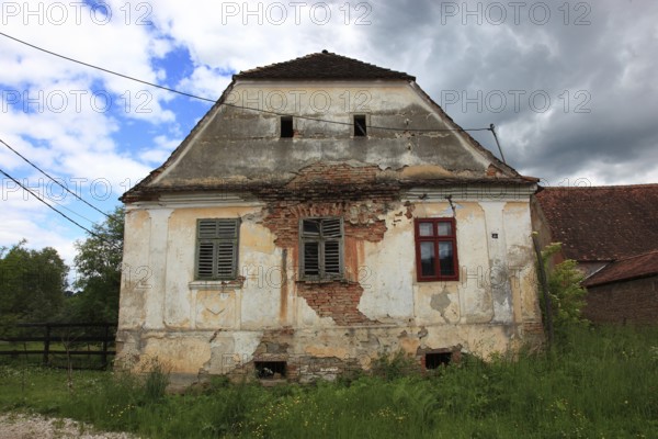 Romania, dilapidated house in the village of Mesendorf, Moischendref or Meschendorf, in the