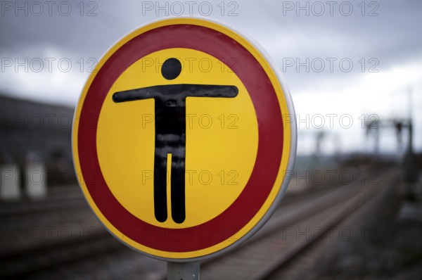 Passage prohibited due to construction site, railway tracks, platform, Deutsche Bahn, Sommerrain,
