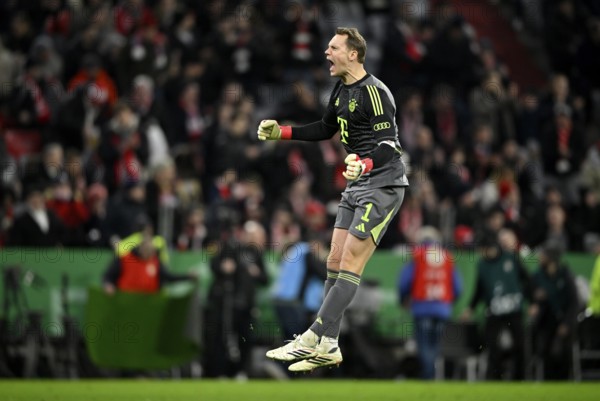 Cheering, goal celebration, goalkeeper Manuel Neuer FC Bayern Munich FCB (01) Football Bundesliga,