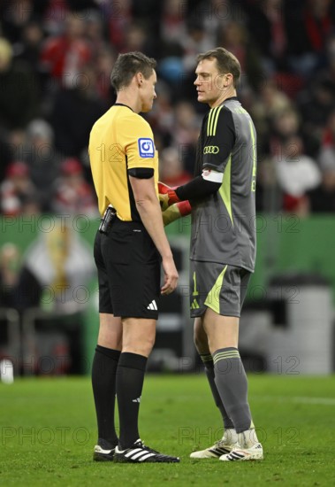 Referee Referee Daniel Siebert Gesture Gesture in conversation Discussion with goalkeeper Manuel