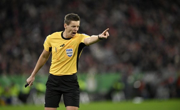 Referee Daniel Siebert gesture gesture soccer Bundesliga, DFB-Pokal, Allianz Arena, Munich, Bayern,