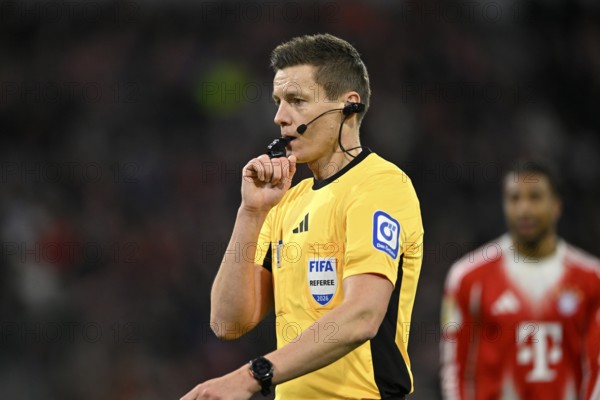 Referee Referee Daniel Siebert gesture gesture whistles Michael Olise FC Bayern Munich FCB (17)