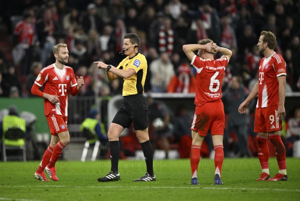 Referee Referee Daniel Siebert Gesture Gesture Konrad Laimer FC Bayern Munich FCB (27) Joshua