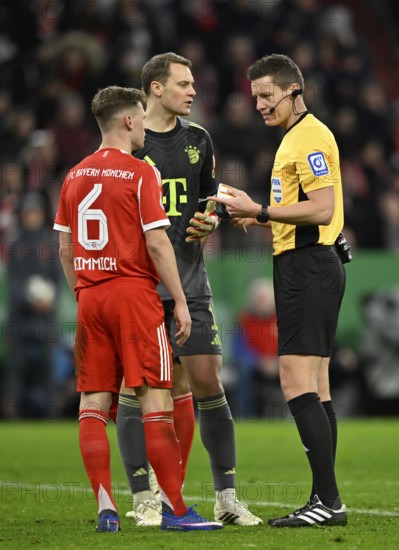 Referee Referee Daniel Siebert Gesture Gesture in conversation Discussion with goalkeeper Manuel