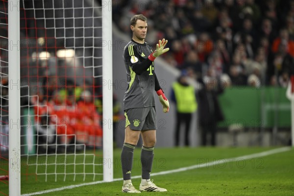 Goalkeeper Manuel Neuer FC Bayern Munich FCB (01) Gesture Gesture directs defence Football