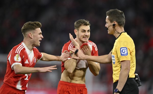 Referee Referee Daniel Siebert Gesture Gesture in conversation Discussion with Josip Stanisic FC