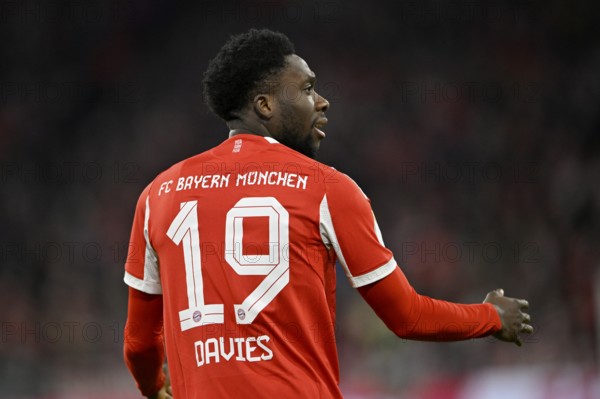 Alphonso Davies Bayern FC Munich FCB (19) from behind Football Bundesliga, DFB Cup, Allianz Arena,