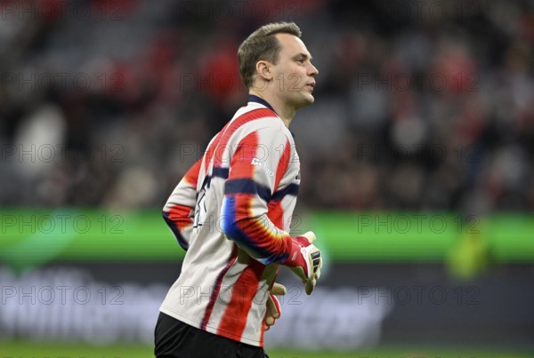 Warm-up training goalkeeper Manuel Neuer FC Bayern Munich FCB (01) good mood football Bundesliga,