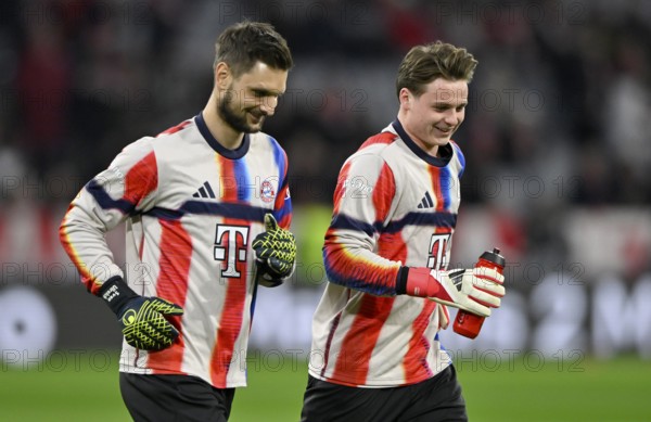 Warm-up training Goalkeeper Sven Ulreich FC Bayern Munich FCB (26) Goalkeeper Jonas Urbig FC Bayern