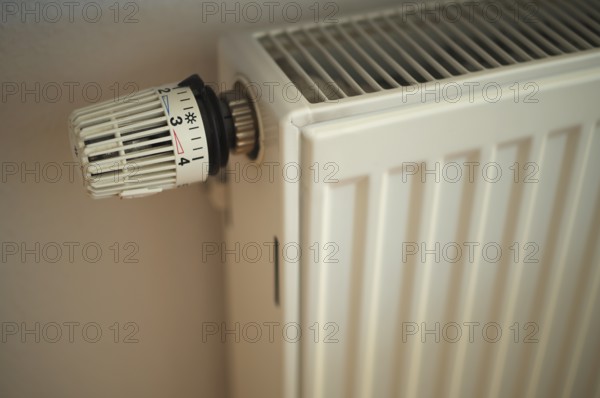 Interior view, thermostat, controller, valve, radiator valve, heating system, energy costs,
