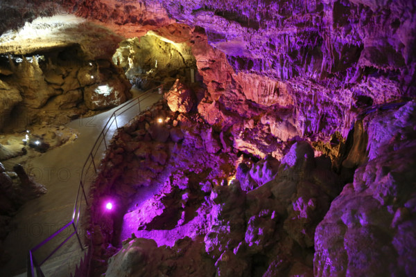 Bärenhöhle, Karlshöhle, Erpfinger Höhle, white Jurassic limestone rock, coloured light, colorful