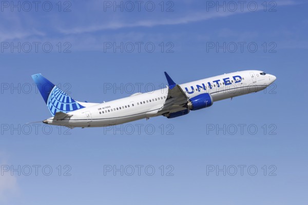A United Airlines Boeing 737 MAX 9 aircraft with license plate N17550 at Fort Lauderdale airport,