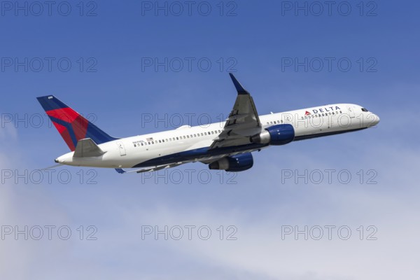 A Delta Air Lines Boeing 757-200 aircraft with license plate N699DL at Fort Lauderdale airport,