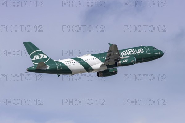 An Airbus A320 JetBlue Airways aircraft with license plate N746JB and the New York Jets NFL