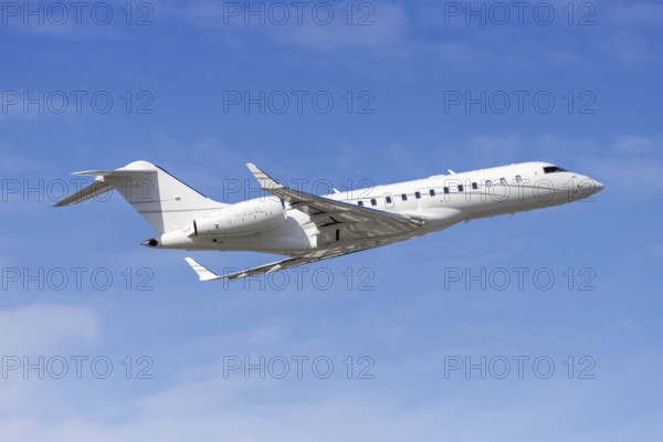 A Bombardier Global 5000 private jet aircraft with license plate N954L at Fort Lauderdale Airport,