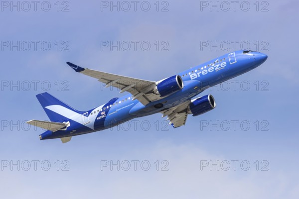 An Airbus A220-300 Breeze Airways aircraft with license plate N228BZ at Fort Lauderdale airport,