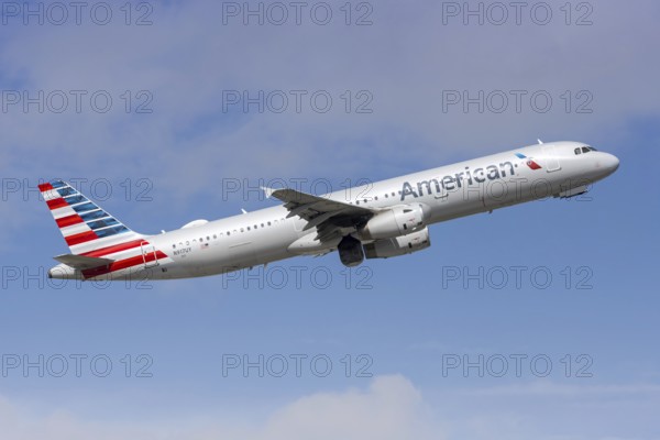 An American Airlines Airbus A321 aircraft with license plate N917UY at Fort Lauderdale airport, USA