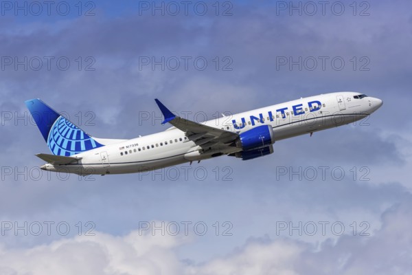 A United Airlines Boeing 737 MAX 8 aircraft with license plate N17336 at Fort Lauderdale airport,