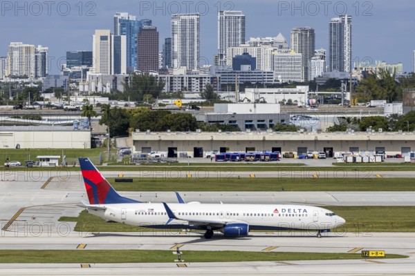 A Delta Air Lines Boeing 737-900ER aircraft with license plate N918DU at Fort Lauderdale airport,