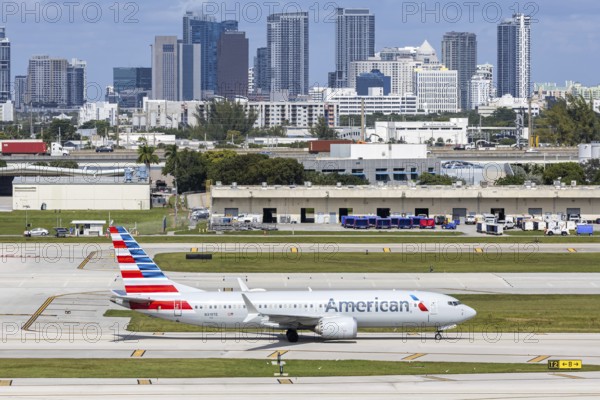 An American Airlines Boeing 737 MAX 8 aircraft with the license plate N319TE at Fort Lauderdale