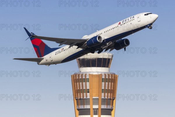 A Delta Air Lines Boeing 737-900ER aircraft with license plate N925DZ at Phoenix airport, United