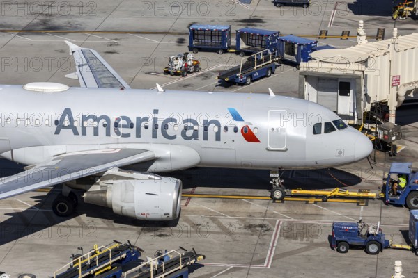 An American Airlines Airbus A319 aircraft with license plate N755US at Phoenix airport, United